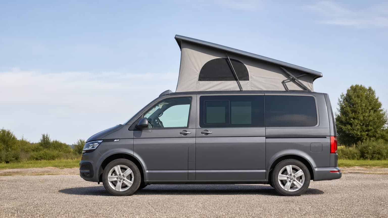 Kompakter Campervan mit Aufstelldach im Seitenprofil
