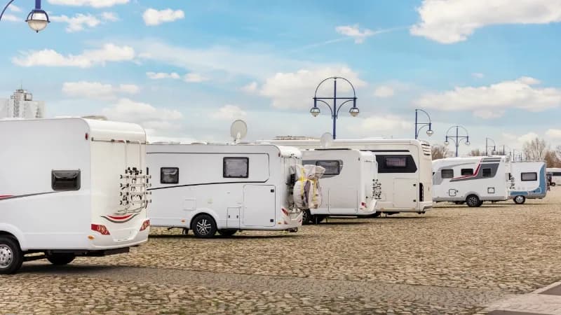 mehrere Campingfahrzeuge stehen neben einander
