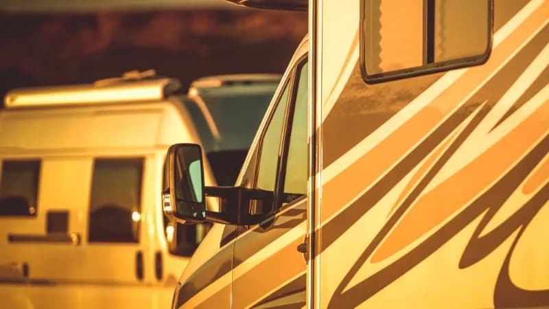 zwei Camper im sonnenuntergang